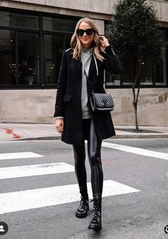 Black Combat Boots Outfit, Stylish Travel Outfit, Jackets Outfit, Combat Boot Outfits, Combat Boot Outfit, Combat Boots Style, Boot Outfits