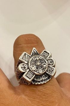 Aztec / Mayan Calendar Ring  Silver 925  Oxidized Style Ring  Handmade in Taxco - Mexico   Several Size available  Approximate weight 15-17 g Calendario Maya Azteca Anillo  Plata 925 Mexicana  Hecho en Taxco Mexico  Pesa aprox. 15 - 17 g Aztec Rings, Aztec Jewelry, Warrior Ring, Mayan Calendar, Aztec Calendar, Mens Gold Jewelry, Alien Art, Dope Jewelry, 925 Ring