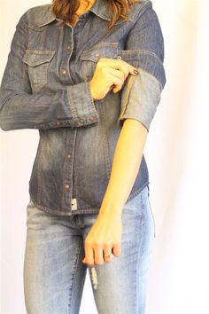 How To Roll Up Sleeves On Jean Jacket, How To Roll Jean Jacket Sleeves, How To Fold Button Up Shirts Sleeves, Rolling Up Sleeves, How To Fold Jeans, How To Wear Shirt, Folding Jeans, Ways To Tie Scarves, Tee Outfits