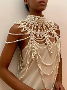 Simulated Pearl Body Chain – ZCRAVE Jóias Body Chains, Shoulder Jewelry, Shoulder Necklace, Evening Shawls, Unusual Wedding, Chain Bra, Necklace Dress, Body Chains, Handmade Beaded Necklaces