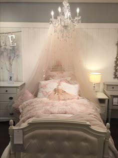 Pink Downtown Girl, Fairy Rooms, Home Ideas Aesthetic, Pink Girly Stuff, Gold Bathroom Fixtures, Girly Bedroom Ideas, Girly Bedrooms, Luxury Dorm Room, Girls Bedroom Themes