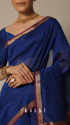 Elevate your festive look with this exquisite Maheshwari Chanderi silk saree. It features a stunning jute-woven pallu in shades of blue. The handloom weave adds a touch of tradition, making it an essential choice for festive occasions. This saree, with intricate detailing, comes with unstitched blouse fabric for a complete ensemble. Bharatanatyam Costume, Maheshwari Saree, Blouse Ideas, Kalki Fashion, Wedding Saree Collection, Chanderi Silk Saree, Plain Saree, Traditional Outfit, Fancy Blouse