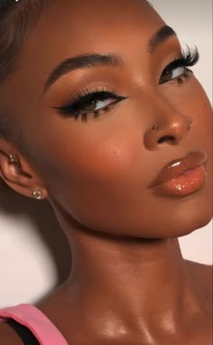 #Maquiagem #curso #baratinho #makebasica Mekap Mata, Natural Glam Makeup, Makeup For Black Skin, Brown Skin Makeup, Smink Inspiration, Glam Makeup Look, Dope Makeup, Black Makeup, Makeup Eye Looks