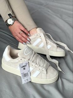 Pretty Sneakers, Sneaker Outfits, Trendy Shoes Sneakers, Dr Shoes, Pretty Shoes Sneakers, Streetwear Mode, Cute Nike Shoes, Cute Sneakers, Hype Shoes