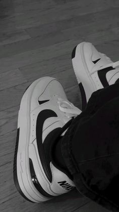 #shoes #nike #fashion #aesthetic #streetwear #sneakers #sneakersnike #footwear #aestheticoutfit Fashion Aesthetic Streetwear, Sneaker Aesthetic, Black And White Nike, Pretty Sandals, White Nike Shoes, Black And White Nikes, Streetwear Shoes, Aesthetic Streetwear