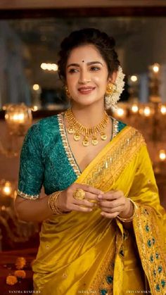 Traditional Saree Makeup Look, Simple Saree Look With Gold Jewellery, Bridal Saree Designs Latest, Banarasi Silk Blouse Designs Latest, Makeup Look On Saree, Elderly Wedding Guest Outfit, Haldi Bride Saree, Silk Saree Makeup Look, Marathi Blouse Design