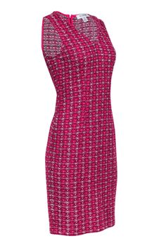 Go for some classic plaid with this polished professional dress from St. John! Made with a pink and black textured plaid, this timeless sheath cut shows off your shape while keeping it classy. Throw on your favorite black blazer and classic black pumps for a boss babe wardrobe update! Size 4 82% Wool, 12% Polyamide, 6% Rayon Unlined Invisible zipper back Sleeveless Bust 34" Waist 30" Shoulder to hem 40.5" Professional Dress, Wardrobe Update, Keep It Classy, Professional Dresses, Sleeveless Sheath Dress, Black Textures, Black Blazer, Black Plaid, Pink And Black