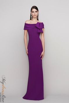 Looking for a show-stopping gown for your next big event? Look no further than the Frascara 4121. This gorgeous off-the-shoulder dress features a bow detail at the bodice and a fit and flare silhouette that is sure to turn heads. The hidden back zipper and satin lining make it both comfortable and chic. Made from 64% triacetate and 36% polyester, it's sure to be a favorite in your wardrobe. Blue Gowns Elegant, Stunning Heels, Purple Long Dress, Off Shoulder Long Dress, Green Evening Dress, Velvet Clutch, Beautiful Heels, Long Evening Gowns, Mom Dress