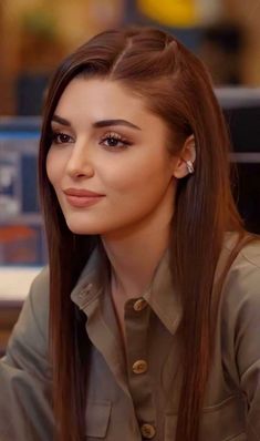 Hande Ercel Hair Styles, Turkish Hair Color, Brown Hair With A Pop Of Color, Mahogany Copper Brown Hair Color, Eda Hairstyle, Eda Yildiz Hair, Turkish Hairstyles, All Over Hair Color, Eda Yildiz Outfits