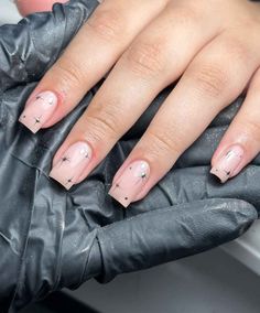 20 Chic Minimalist Christmas Nail Designs - The Mood Guide