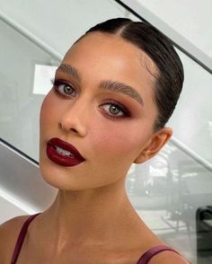 maquiagem outono escuro Makeup For Wine Colored Dress, Cranberry Makeup, Maquillage On Fleek, Mekap Mata, Round Face Makeup, Red Lip Makeup, Fall Makeup Looks, Smink Inspiration, Red Makeup