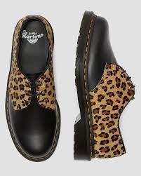 Punk. Rebellion. Give-a-**** attitude. Our new Leopard collection is Dr. Martens to its core. This rework of the classic 1461 shoe is decked out with a leopard printed hair-on upper that clashes with our iconic Smooth leather at the vamp. The shoes are finished with brushed silver trims and a smoke coloured DMS sole. Dr Martens Shoes Outfit, Martens Outfit, Dr Martens Outfit, Doc Martens Outfit, Leopard Print Hair, Shoes Dr Martens, Love Is Real, Black Dr Martens, Doc Marten