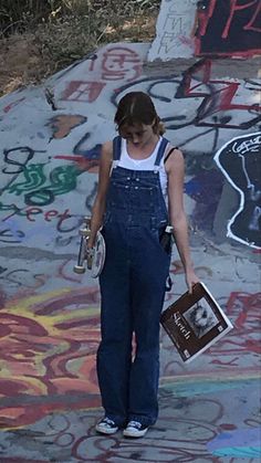 Womens Skate Fashion, 90s Skater Fashion Women, Overalls Outfit Y2k, Skateboard Aesthetic Clothes, Aestethic 90s, Skateboard Clothing Aesthetic, 90s Skate Fashion, Skate Style 90s, Mid 90s Outfits