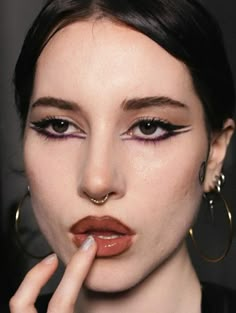 Simple Minimalist Makeup, Negative Eyeliner, Make Up Halloween Aesthetic, How To Do Your Eyebrows, Double Eyelid Makeup, Outline Eyeliner, Subtle Goth Makeup, Creative Makeup Looks Inspiration, Inner Eyeliner