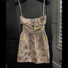 Gorgeous Juicy Couture Cherry Blossom Pattern Strapless Party Cocktail Dress | Taupe Brown Metallic Gilded Gold Cherry Blossom Pattern Size: 4 Ruched Detail Mini Silhouette Hidden Side Zipper Rn # 92918 New With Tags | Nordstrom’s Measurements: 16” Across Bust | 26” L Silk Blend Fabric: Shell 52% Cotton | 28% Metallic | 20% Silk Lining 100% Silk Dry Clean Tags: Holiday Christmas Party New Years Eve Wedding Cocktail Date Night Formal Mini Dress Fast Shipping Thanks For Shopping Vintagegirl2020 Spring Party Strapless A-line Dress, A-line Floral Print Mini Dress For Party, Strapless Dressy Cocktail Dress, Party Strapless Silk Mini Dress, Glamorous Strapless Silk Mini Dress, Dressy Strapless Party Dress For Summer, Holiday Wedding Strapless Mini Dress, Spring Cocktail Strapless Dress With Floral Print, Glamorous Floral Print Mini Dress For Party