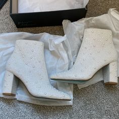 Brand New In Box Retail $119 White Pearl Size 6 Diamond Boots, Aliyah Core, Core Outfits, Betsey Johnson Shoes, Cute Boots, Pearl Size, 21st Birthday, White Pearl, Type 1