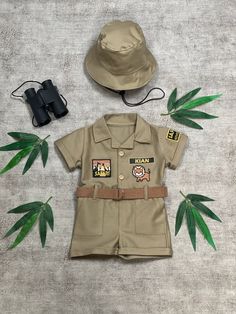 African Safari Outfit Fancy Safari Costume Kids - Safari Guide Safari Explorer Safari Adventure Concept Photo Props halloween costume Binoculars and Hat christmas gifts Descriptions of Style: ✅Just Outfit includes: Just the jumpsuit with 3 patches on it. ⛔NO Name, no hat, no binoculars, no back script ✅Outfit+Name includes: Just the jumpsuit with 3 patches and Name label on the chest - ⛔NO hat, no binoculars, no back script ✅Outfit +Hat includes: Just the jumpsuit with 3 patches and HAT - ⛔NO na Jungle Outfit, Explorer Costume, Safari Costume, Safari Outfit, Safari Outfits, Christmas Photo Props, Art Outfits, Adventure Outfit