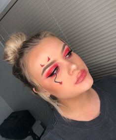 Devil Makeup Look, Devil Makeup Ideas, Dark Angel Makeup, Devil Makeup Halloween, Scarecrow Halloween Makeup, Girl Halloween Makeup, Spooky Basket