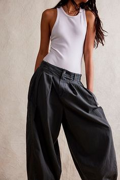 People In City, Wide Legged Jeans, Barrel Jeans, Slouchy Jeans, Androgynous Fashion, Over 50 Womens Fashion, Fashion Tips For Women, Weekend Wear, Wide Legs