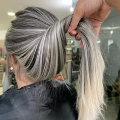 На данном изображении может находиться: один или несколько человек White Sand Highlights, Long Grey Hair, Silver Grey Hair, Ombre Hair Color, Hair Color And Cut, Grey Hair