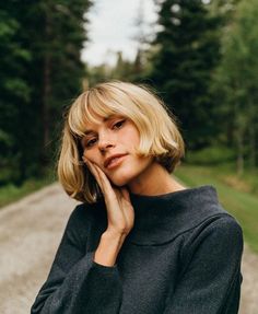 Bob With Two Long Strands, Blonde Bob And Fringe, Blonde Bob Haircut With Bangs, Short Bob With Bangs Blonde, Short Blonde Hair With Bangs Bob, Blonde Bobs With Bangs, Blonde Bangs Short Hair, Blonde Bob Hairstyles With Bangs, Blonde Short Hair Bangs