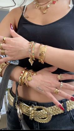 Golden Jewelry Outfit, Y2k Gold Jewelry, Gold Jewellery Outfit, Nail Inspo Aesthetic, Aesthetic Watch, Chunky Gold Jewelry, Cartier Gold