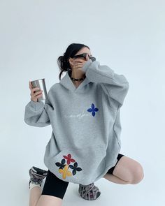 A pullover hoodie with a colorful flower design that makes it stand out.

A relaxed silhouette with just the right amount of thickness and a trendy feel.

Perfect for matching pairs or couple outfits.
◾️Model
Height/Weight：158cm(62.2in)/40kg(88.1lb)
Fitting Size：M
◾️Material
cotton



Size (cm)
Length
Chest
Shoulder
Sleeve Length


M
69
130
65
54


L
71
134
66
55


XL
73
138
67
56


2XL
75
142
68
57 Matching Pairs, Flower Patch, Couple Outfits, Height And Weight, Flower Design, Shoulder Sleeve, Flower Designs, Pullover Hoodie, Sleeve Length