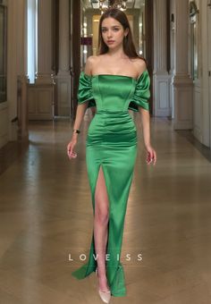 This dress features straight across sleeves, euched side slit, and a bodycon sheath design. Perfect for formal occasions, it accentuates your figure and adds a touch of elegance to your style. Its sleek and modern design is sure to make a statement. Stunning Prom Dresses, Floor Length Prom Dresses, Green Gown, Elegant Prom Dresses, Green Prom Dress, Satin Prom Dress, Dress Gift, Evening Party Dress, Tube Dress