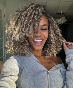 Halo Highlights Curly Hair, Mixed Hair Dye Ideas, Short Curly Blonde Highlights, Short Curly Hair With Blonde Highlights, Curly Hair Blonde Tips, Expensive Hair Color, Money Pieces Curly Hair, Curly Blonde Hair Black Women