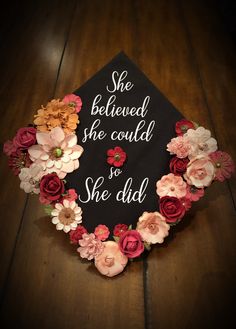 a graduation cap decorated with flowers and the words she beled she could so she did