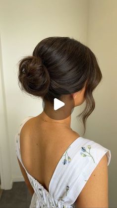 Chantelle Spurling on Instagram: "How committed are you to cutting your hair to match your inspo photo⁉️  For shorter hair girls, position your bun mid rather than low so you have extra length in your ends to create a fuller bun shape 🫶🏼  Bride @millieoshea  Makeup @helenachapmanmua  Photographer @amelia.weddings  Videographer @phoebegallowayfilms  Dress @chosenbykyha @spherebridalgallery  Florals @_yourbud  Veil @martina_mcgrath_millinery  Venue @fins.plantationhouse   Products  @natalieannehaircare prep & play, lived in texture mist, texturising powder - code CMH10 via natalieanne.com  @originalmineral queenie hairspray   Tools  @ghdhair_anz Helios blowdryer, classic curl tong & soft curl tong   #ghdpro #ghdhairpro #ghdanz #natalieannehair #originalmineral" Side Part Bun Wedding, Soft Bun Hairstyles Tutorial, Low Ballerina Bun Wedding Hair, Bridal Bun Brown Hair, Neat Bun Wedding Hair, Classic Bun Updo, Low Bride Bun, Mid Head Bun