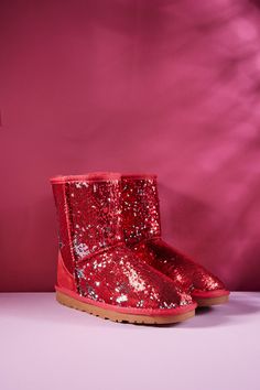 Step into holiday party style with the Smaibulun Dallas Glam Red Sequin Shearling Boots. Crafted from sumptuous genuine shearling and extravagant sequins, these boots are perfect for adding a touch of glamour to any outfit. Enjoy unbeatable comfort, snug and outstanding craftsmanship with every step. 1'' heel 7.6'' shaft 15.8'' circumference Pull-on Suede upper & Man-made sequins Faux fur lining EVA sole Holiday Party Fashion, Reindeer Headband, Shearling Boots, Red Sequin, Dress Jewelry, Accessories Necklace, Online Gifts, Party Fashion, Faux Fur