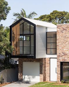 Futureflip on Instagram: “|| Jacaranda || All about the details here with an awesome mix of crisp white cladding and exposed recycled brick 👌⁠” American House Style, Modern Brick House, Architecture Courtyard, Narrow House Designs, Minimal House Design, Duplex House Design