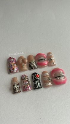 Iconic Nails Design, 3d Teeth Nails, Crazy 3d Nail Art, Belt Nails Design, Nails Acrylic Crazy, Junk Nail Set, Long Chunky Nails, Grill Nails, Bb Belt Nails