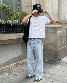 Boyfriend Jeans Outfit Men, Denim Jeans Outfit Men, Cropped Tee Outfit, Blue Jeans Outfit Men, Outfit Wallpaper, Wash Jeans Outfit, White Tees Outfit, Denim Outfit Men