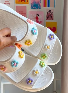 Crush sandal Crocs with flowers #crushsandal #crocs #sandalcrocs Crocks Sandals For Women, Crocs With A Dress, Crocs Crush Sandals Outfit, White Croc Jibbitz Ideas, Crocs Women Sandals, Crocs With Flowers, Crocks Shoes Outfit Women, Crocs Sandals Outfit, Crock Shoes Outfit