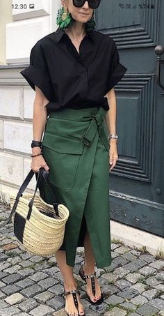 Mode Casual, Looks Chic, Green Skirt, Look Fashion, Summer Looks, Work Outfit, Chic Outfits