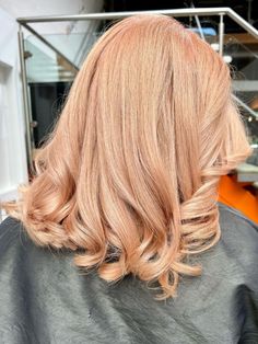 This glossy copper blonde style was created by @wigsandwarpaint using #RedkenFlashlift and #RedkenShadesEQ 08C, 09VRO & Pastel Peach 🧡🖤 Go copper with Redken >>> https://www.redken.co.uk/salonlocator Blonde Style, Copper Blonde