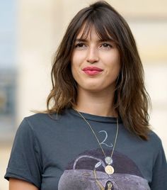 The 8 Different French Makeup Looks of Jeanne Damas Jeanne Damas Lipstick, Jeanne Damas Haircut, Jeanne Damas Hair, French Fringe, Langer Pony, Glossier Stretch Concealer, Fuchsia Lipstick, French Makeup, Messy Waves