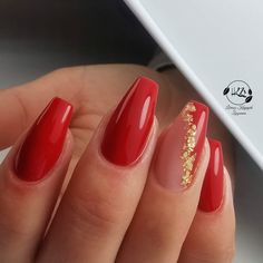 Classy Red Nails Acrylic, Red Pink And Gold Nails, Red And Gold Acrylic Nails Designs, Red And Gold Foil Nails, Red And Gold Nails Design, Red Nails With Gold Design, Nails Red With Gold, Ombré Red Nails, Red Nail Inspo Short