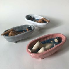 there are two small bowls with people in them