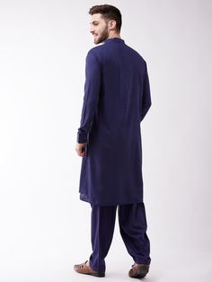 VM BY VASTRAMAY Men's Blue Cotton Blend Kurta and Pyjama Set Look effortlessly stylish in this comfortable kurta pyjama set from VM BY VASTRAMAY. Made from a breathable cotton blend, this set is perfect for lounging at home or running errands. The kurta features a classic design with a mandarin collar and button placket down the front, while the pyjama pants offer a relaxed fit with an elastic waistband. Key Features Comfortable cotton blend fabric Classic kurta design with mandarin collar and b Blue Cotton Kurta With Relaxed Fit, Casual Dabka Sets For Eid, Casual Cotton Kurta For Loungewear, Traditional Long Sleeve Kurta For Loungewear, Indigo Cotton Sets With Dabka Detailing, Cotton Straight Kurta For Loungewear, Traditional Eid Kurta For Loungewear, Pyjama Pants, Kurta Pyjama