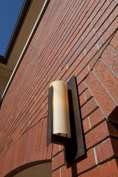 Mid-century modern outdoor lighting design & red brick exterior of luxury Prairie Style Laguna Hills home. Mid Century Modern Porch, Hillside Houses, Exterior Christmas Lights, Mid Century Modern Outdoor, Mid Century Outdoor, Mid Century Modern Exterior, Modern Porch