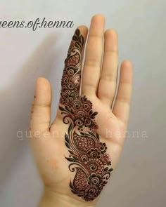 a hand with henna on it and the words queen of henna written in arabic