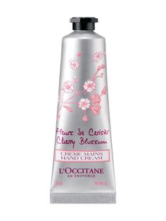 L'Occitanen kestosuosikki, sheavoita sisältävä kevyt Cherry Blossom Hand Cream -käsivoide kosteuttaa tehokkaasti jättämättä ihoa rasvaisen tuntuiseksi. Voiteessa on kevyt kirsikankukan tuoksu. Cherry Extract, Cherry Blossom Scent, L'occitane En Provence, Body Moisturizers, L Occitane, Hand Care, Green Beauty, Cherry Blossoms, Hand Cream