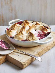 Vanilla Berry Baked Pavlova | Donna Hay Fall Pavlova Recipe, Thanksgiving Pavlova, Fall Pavlova, Easy Pavlova Recipe, Easy Pavlova, Pavlova Recipes, Bio Facebook, Mini Pavlovas, Pavlova Dessert