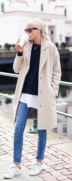 Ellen Claesson is wearing a coat, blue knit jumper from Filippa K, long white T-shirt from Acne, jeans from Zara and shoes from Adidas Stan Smiths Minimalisticky Chic, Tomboy Stil, Casual Chique Stijl, Weekend Mode, Style Désinvolte Chic, Rave Makeup, Bohol, Fall Coat, Weekend Style