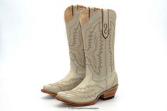 Expertly handcrafted, the AMELIA-340 WOMEN SNIP TOE BOOT is a stunning blend of durability and style. Made with luxurious leather and a 12" shaft, this winter-white cowgirl boot is built to last. The 1.5" heel adds a touch of elevation, while the leather lining and sole provide comfort with every step. Bota vaquera para dama. Hecha a mano. Corte de piel. Forro de piel. Tubo de 12" Tacon de 1.5" Suela de vaqueta. White Cowgirl Boots, Leather Cowgirl Boots, Wild Wild West, Cowgirl Boot, Mens Cowboy Boots, Work Boots Men, Leather Cowboy Boots, Leather Boot, Boots Outfit