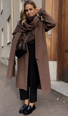 Navy And Burgundy Outfits, 40s Winter Outfits, Fall Monochrome Outfit, Autumn 2024 Street Style, Boston Style Fall, Office Wear Women Winter, Brown Loafers Outfit Women Casual, Brown Autumn Outfit, Evening Casual Outfit Women