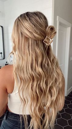 Claw Clip Hairstyles, Preppy Hairstyles, Clip Hairstyles, Hairdo For Long Hair, School Looks, Beach Hair